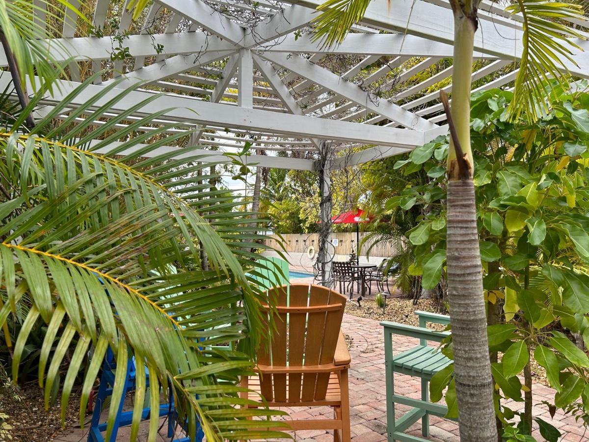 An Island Getaway At Palm Tree Villas โฮล์มส์ บีช ภายนอก รูปภาพ
